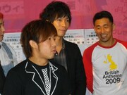 左から、チーモンチョーチュウ菊地、カナリア安達、石田靖。