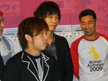 左から、チーモンチョーチュウ菊地、カナリア安達、石田靖。