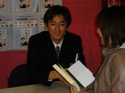 サイン会の様子。