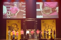 木村館長からベルトを巻いてもらう若林。