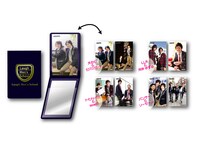 生徒手帳風パスケース、840円。犬の心とガスマスクガール、LLRと河井ゆずる、チーモンチョーチュウとspan!、パンサーとソーセージが裏表になった4枚の写真が付いている。