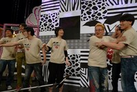 稽古中の裏話を聞かれた一同は、夜中の3時に春日が福岡のキャバ嬢と長時間にわたってメールしていたことを暴露。春日は「オブラート！ オブラート！」と必死に抵抗。