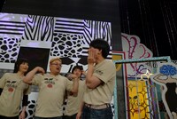 しぶしぶキャバ嬢とのメールのやりとりを説明させられる春日。