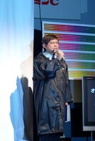 会見のオープニングナビゲーターを務めた博多華丸。