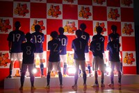 会見のオープニングの様子。