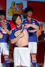 メンバー紹介時に乳首を見せながら登場したライセンス藤原。