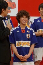 会見に登場するたびに髪型をいじられるハイキングウォーキング松田。