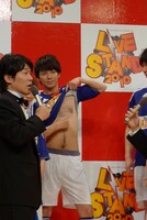 ライセンス藤原に負けじと乳首を見せたピース綾部。ペナルティ・ワッキーも「後継者です！」と、毛深い先輩として温かい目で見守っていた。