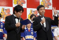 会見の司会を務めたペナルティ。