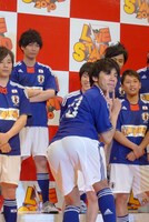 綾部渾身のギャグ。まさかのサイレントギャグで、会場もじっとりとした雰囲気に。