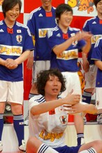 カリカ家城。暴れるマグロをかかえての一発ギャグ「マグロドライバー！」に会場大ウケ。