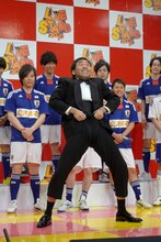 ギャグのお手本を見せるように促されたペナルティ・ワッキー。「LIVE STAND」の名物飲食店「千とせ」にちなんだギャグ「肉吸い！」を披露。