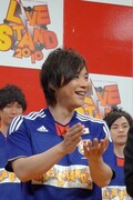 2009年に「LIVE STAND」開催中に担当マネージャーが結婚披露宴を行ったライセンス藤原。「2010年も新しい担当マネージャーを結婚させる」と意気込みを語った。