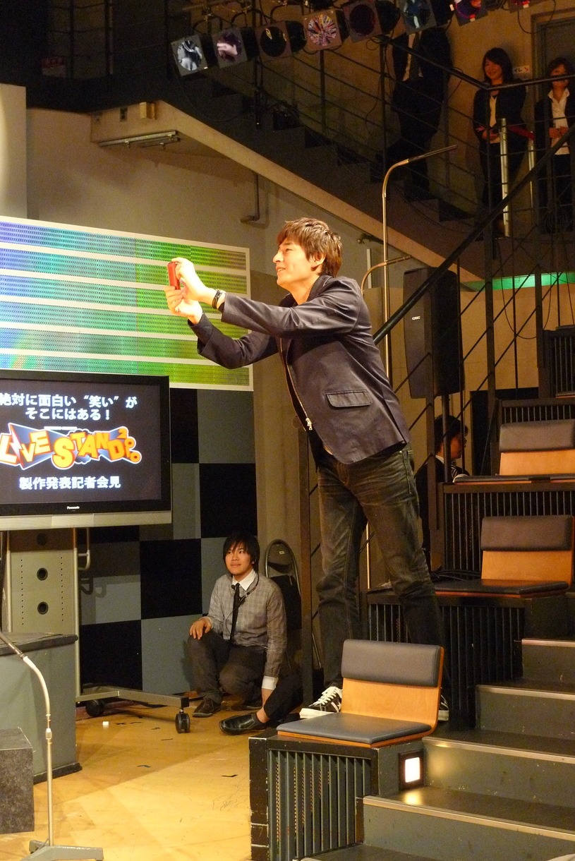 Twitter用に写真を撮る大吉。