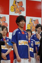 水嶋ヒロのモノマネ実演中のカナリア安達。