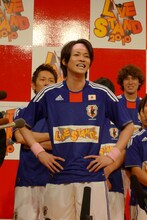 ローラーシューズを履いて颯爽と登場した畑中しんじろう。