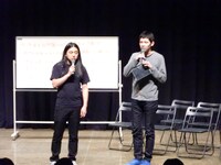 司会を務めたPOISON GIRL BAND。自由な記者陣とゲストの間をうまくとりまとめ、無事に会見を終了させた。