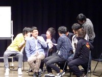 個性の強い記者陣。ジューシーズの児玉は媒体名を聞かれ「えー、変態ですけど」と名乗ったうえで「Sですか、Mですか？」という直球の質問をアームにぶつけた。