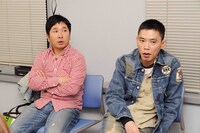 会見中の爆笑問題。(c)MBS