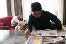 密着取材を受けている爆笑問題。(c)MBS