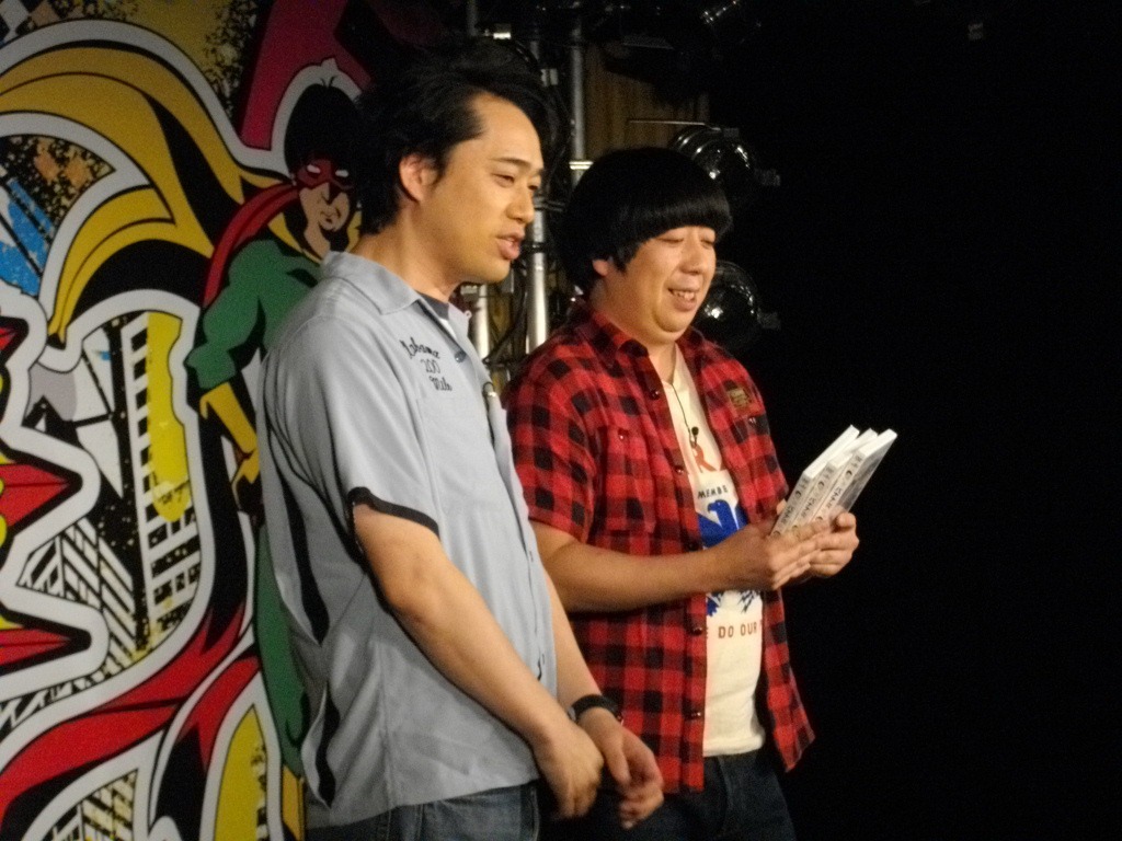 DVDを手にトーク。