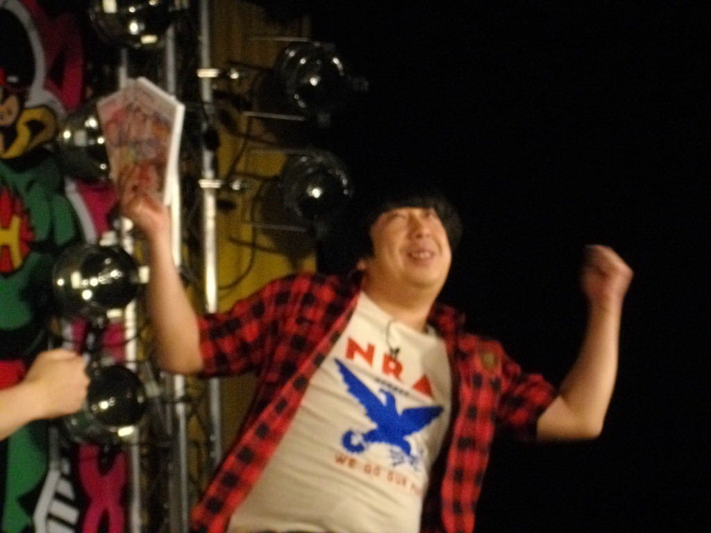 「渋谷のスクランブル交差点で踊りたい」と願望を語りながら、実際に踊る日村。