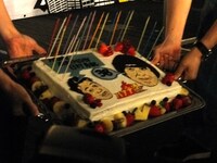 設楽と日村の顔があしらわれたバースデーケーキ。