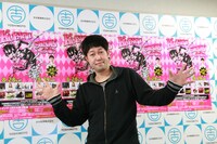 小籔千豊は自身のユニットのデビューについて、「若い人たちに、やりたいことを通すだけじゃなくて、人とのつながりは大切だということを知ってほしい」とコメント。(c)吉本興業