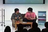 コント「宝くじ」の一場面。