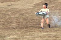 山内罰相撲「坂下り」の一場面。