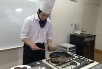 濱家クッキングの一場面。