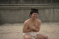 山内罰相撲「乳首ロケット」の一場面。