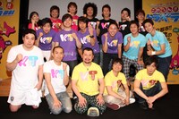 会見に出席したザ!!トラベラーズのメンバー。次長課長河本は「ザ!!トラベラーズは、笑いで日本を世直し、元気にしていきます！」と高らかに宣言した。