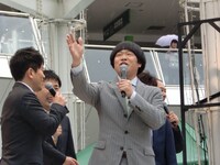 「毛が多いため社長になれなかった」と挨拶した蛍原。「皆様と社員のハゲみになるよう頑張ります」とダジャレを交えて宣言すると、1人の男性から大きな声援が飛んだ。