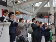 社長の宮迫は「これまでは自分の頭皮のことしか考えていなかったが、これからはみなさんにこの成果を還元したい。みなさんもヘアアイロンを買えますように」と語り、最後は一本締めで総会を締めくくった。