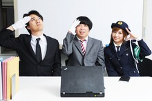 「バナナマンのブログ刑事」に出演しているバナナマンと大島麻衣。