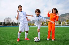 "ツインシュート"に挑戦するアンジャッシュと石川梨華。(c)テレビ静岡