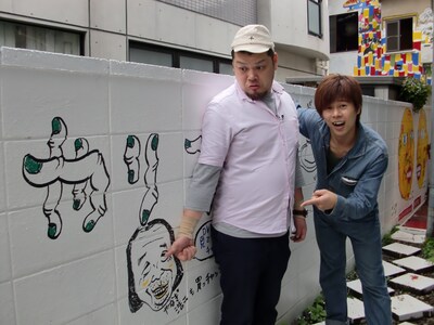 デザイン・フェスタ・ギャラリー原宿に、得意の「指字」を交えてDVD「やりすぎコージー」の宣伝イラストを描いた野性爆弾。川島はこのあとイラストを写真に撮り、「チャッソに報告せな」と先輩への配慮を忘れなかった。