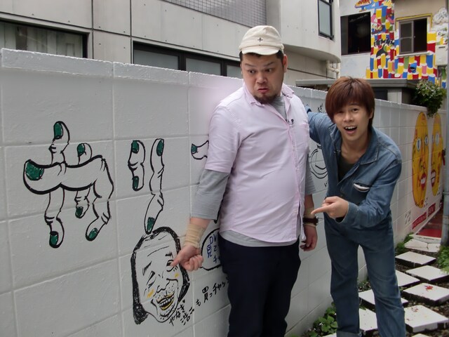 デザイン・フェスタ・ギャラリー原宿に、得意の「指字」を交えてDVD「やりすぎコージー」の宣伝イラストを描いた野性爆弾。川島はこのあとイラストを写真に撮り、「チャッソに報告せな」と先輩への配慮を忘れなかった。