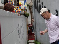 川島の様子を壁の向こうから窺うロッシー。