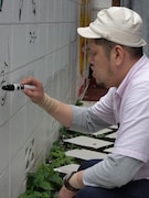 顔を描き始めたくーちゃん。