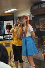 イベント中の稲垣（右）。