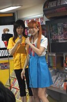 イベント中の稲垣（右）。