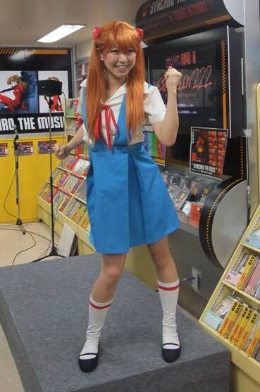 トークイベント「"SYNCHRO THE MUSIC"エヴァ・イベント＠小田原店～エヴァ芸人　桜・稲垣早希も襲来?!～」を行った桜・稲垣。