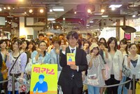 集まったファンとともに記念撮影する夙川アトム。