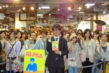 集まったファンとともに記念撮影する夙川アトム。