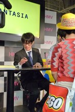 サイン中の夙川アトム。