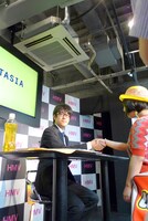 ファンと握手する夙川アトム。