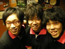 ルート33増田が参加するAIR's ROCK!!。2009年8月に結成された“エアバンド”で、写真左のAIRメガネはエアベース、中央のAIRツッコミはエアドラム、エアギター、右のAIR冗談はエアギター、エアボーカルなどを主に担当している。