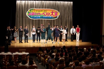 ザ・ゴールデンゴールデンが優勝を果たした「第1回お笑いハーベスト大賞」表彰式の模様。